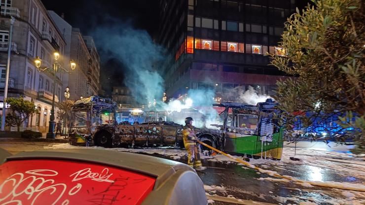 Un bus da liña 4A de o servizo de transporte urbano de Vigo arde tras un lume intencionado.. EUROPA PRESS CEDIDA / Europa Press