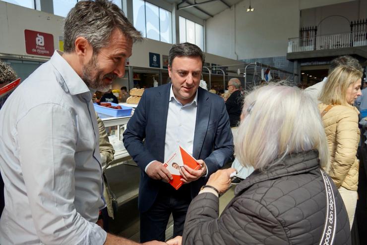 O secretario xeral do PSdeG, Valentín González Formoso, nunha visita á praza de abastos de Vilagarcía de Arousa (Pontevedra) xunto co alcalde e candidato á reelección, Alberto Varela.. PSDEG / Europa Press