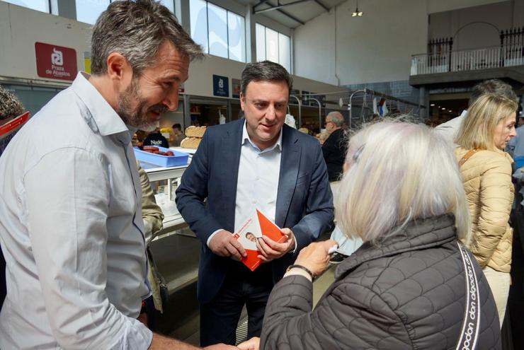 O secretario xeral do PSdeG, Valentín González Formoso, nunha visita á praza de abastos de Vilagarcía de Arousa (Pontevedra) xunto co alcalde e candidato á reelección, Alberto Varela.. PSDEG 