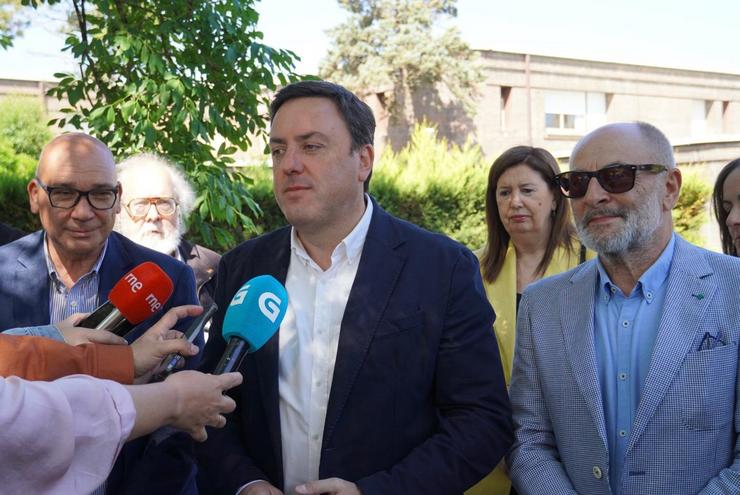 O secretario xeral do PSdeG, Valentín González Formoso, atende aos medios de comunicación xunto ao candidato socialista á Alcaldía de Ourense, Francisco Rodríguez.. PSDEG 