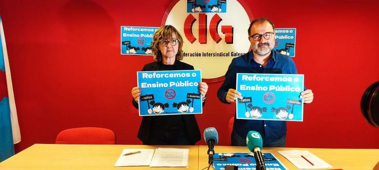 A vicepresidenta da Federación Anpas Galegas, Isabel Calvete, e o secretario nacional de CIG-Ensino, Suso Bermello, presentan a campaña 'Reforcemos ou Ensino Público'.. CIG 