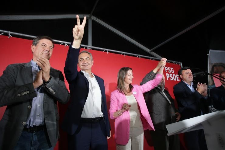 O expresidente do Goberno, José Luís Rodríguez Zapatero (2i), durante un mitin do PSOE para apoiar á alcaldesa e candidata á reelección, Lara Méndez (3d), na Praza de Santa Maria, a 22 de maio de 2023, en Lugo, Galicia (España). A visita de. Carlos Castro - Europa Press