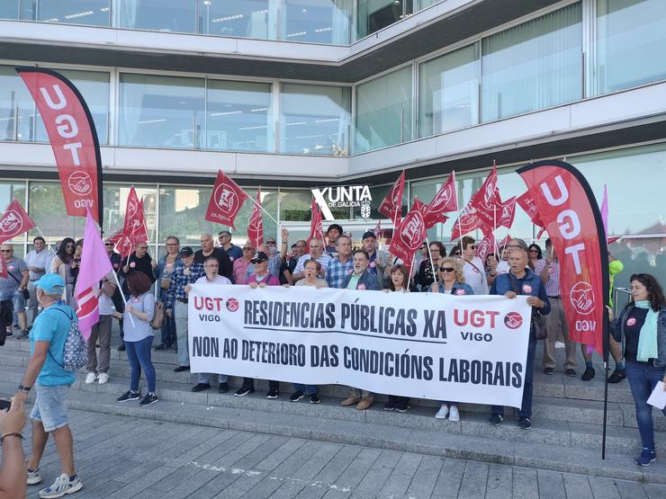 Concentración convocada por UXT para denunciar a escaseza de prazas de residencias públicas de maiores na comarca de Vigo.. UXT / Europa Press
