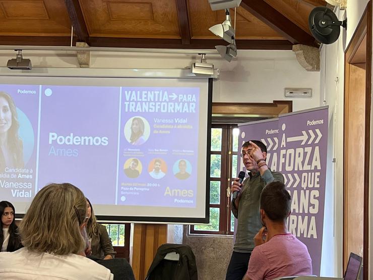 Juan Carlos Monedero, cofundador de Podemos, nun mitin en Ames 