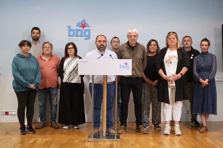 O candidato á alcaldía de Santa Comba, Juan David Sixto (5i) xunto ao responsable de Organización do BNG, Bieito Lobeira (5d), ofrece declaracións tras pór unha denuncia por difamación / César Argina - EP