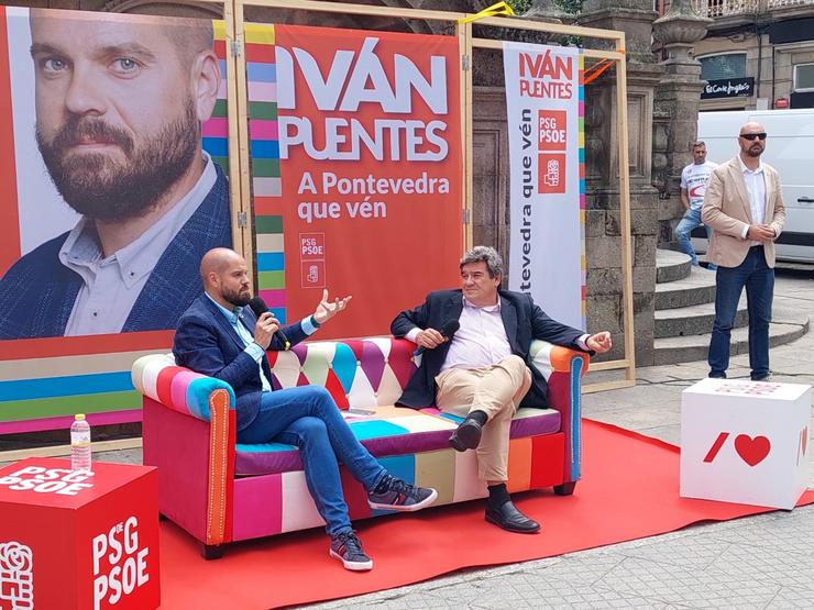 O ministro de Inclusión, Seguridade Social e Migracións, José Luís Escrivá, e o candidato do PSOE á Alcaldía de Pontevedra, Iván Pontes, nun acto de campaña. PSDEG 