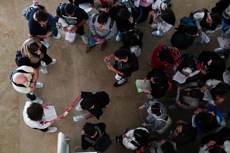 Alumnos antes de entrar a realizar as probas da ABAU en Galicia 