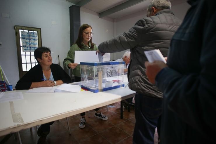 Varias persoas exercen o seu dereito a voto na mesa electoral do local parroquial de Recelle, nunha mesa que agrupa a varias aldeas da contorna, a 28 de maio de 2023, Portomarín, Lugo, Galicia.. Carlos Castro - Europa Press 