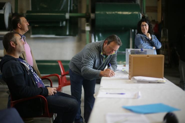 Varias persoas exercen o seu dereito a voto na mesa electoral de Cendoi, que é a última da provincia de Lugo 