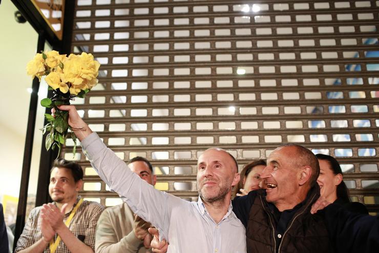 O alcalde Ourense e candidato á reelección por Democracia Ourensá, Gonzalo Pérez Jácome (2d), suxeita un ramo de flores á súa chegada a realizar o seguimento da xornada electoral na sede de Democracia Ourensá, a 28 de maio de 2023, en Ourens. Agostime - Europa Press 