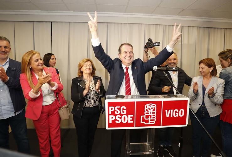 O alcalde de Vigo e candidato á reelección polo PSOE, Abel Caballero (c),celebra a vitoria nas eleccións de 2023, nas que obtivo 19 de 27 concelleiros.. Javier Vázquez - Europa Press