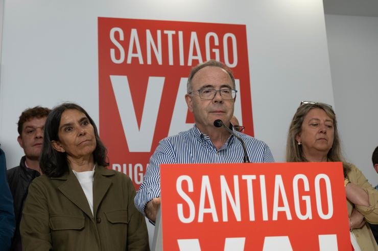 O ex alcalde de Santiago e candidato socialista á reelección no seu momento, Xosé Sánchez Bugallo, intervindo durante o seguimento da xornada electoral na sede do PSdG de Santiago de Compostela, a 28 de maio de 2023 / César Arxina - Arquivo