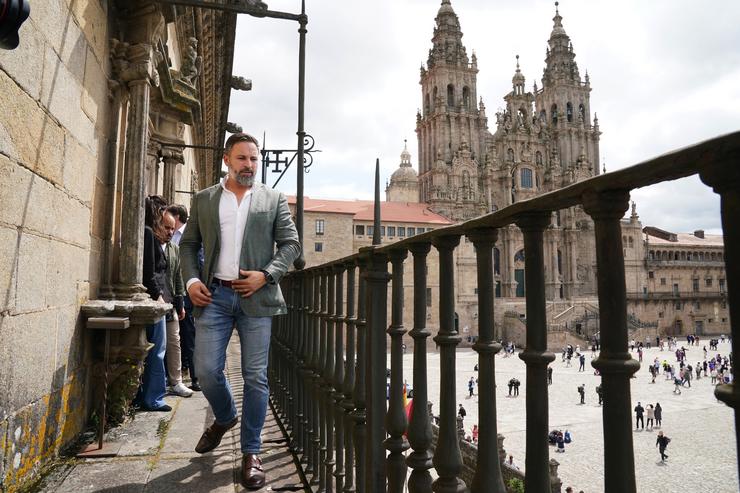 O presidente de Vox, Santiago Abascal, fronte á Catedral de Santiago tras a presentación do documental da fundación Disenso sobre o futuro de Europa, no Parador de Santiago, a 8 de maio de 2023, en Santiago de Compostela, A Coruña, Galicia (E. Álvaro Ballesteros - Europa Press 