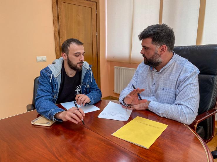 Hugo Salgado e Diego Lourenzo reunidos. Foto: Comunicación Concello de Verín.