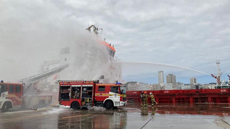 Incendio nun barco do porto exterior da Coruña / Porto da Coruña