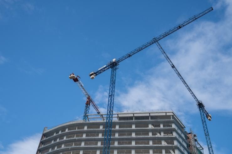 Varios guindastres nunha zona de obras / David Zorrakino - Arquivo 