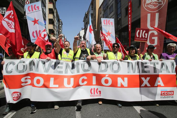 Traballadores do sector do metal suxeitan unha pancarta durante a terceira xornada da folga do metal / Carlos Castro - Europa Press 