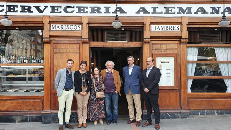 Ramón Buckley, no medio, xunto a membros de Son da Costa, Barrio das Letras e Cervecería a Alemá na presentación do programa '100 anos de Hemingway en España'.. SON DA COSTA