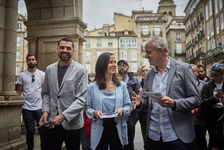 (I-D) O líder de Podemos Galicia, Borja San Ramón; a ministra de Dereitos Sociais e Axenda 2030 e secretaria xeral de Podemos, Ione Belarra, e o candidato de Podemos á alcaldía de Ourense, Toño Naval, conversan á súa chegada a Ourense, a 5 de maio. Agostime - Europa Press 