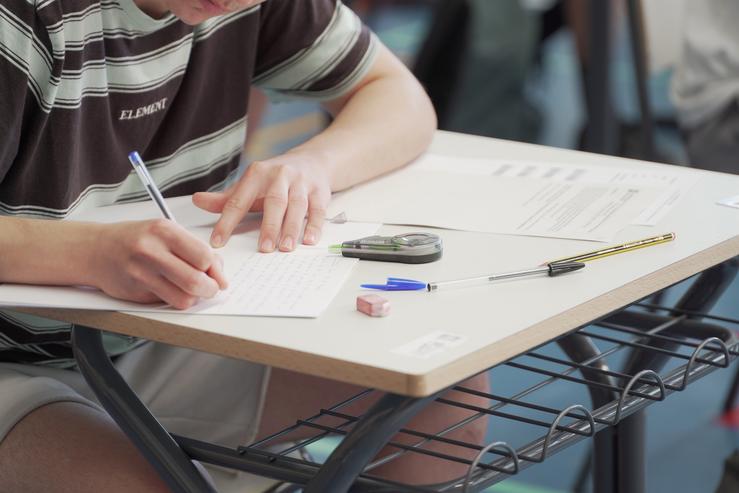 Un estudante nunha proba da ABAU, antiga selectividade 