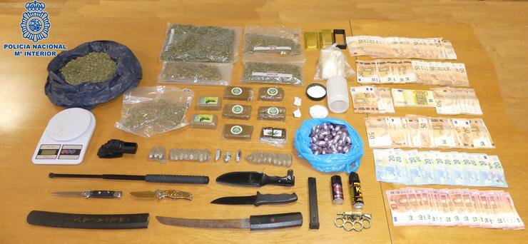 Detido un home en Santiago que tiña en casa 2,5 quilos de cannabis, cocaína, 18.600 euros e armas brancas. POLICÍA NACIONAL 