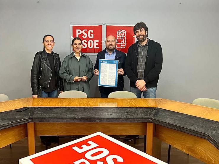 O secretario de Organización do PSdeG, José Manuel Lage Tuñas, reúnese con presidente de AGAL, Eduardo Maragoto, acompañado pola portavoz de Cultura na Cámara, Noa Díaz, e a edil de Cultura de Santiago, Mercedes Rosón. PSDEG 