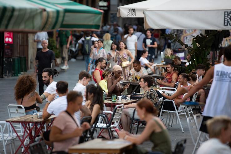 Arquivo - Varias persoas sentadas en bares na praza dels Àngels do Raval, a 4 de agosto de 2022, en Barcelona, Cataluña (España). O Concello de Barcelona avanzou unha hora o peche de restaurantes, venda alimentaria e terrazas na rúa de. David Zorrakino - Europa Press - Arquivo 