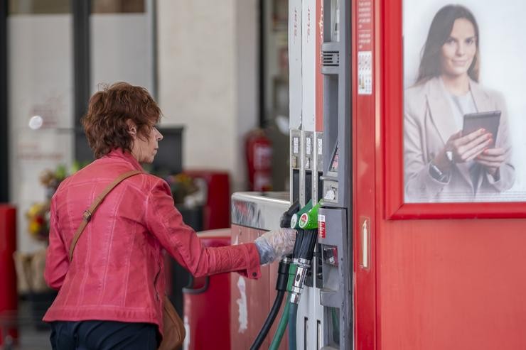 Unha muller enche nunha gasolineira / A. Pérez Meca - Europa Press 