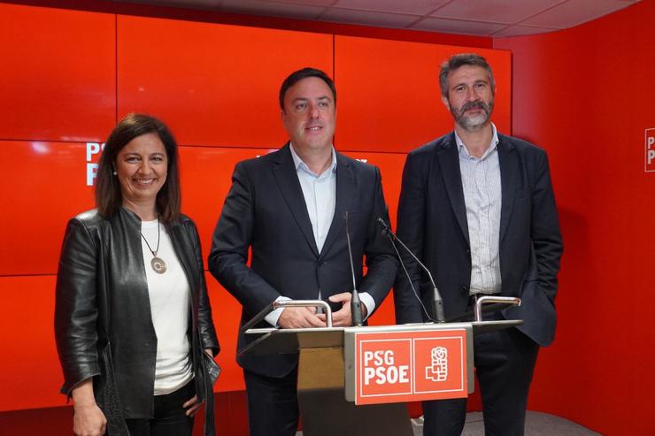 O secretario xeral do PSdeG, Valentín González Formoso, xunto aos alcaldes de Betanzos, María Barral, e Vilagarcía, Alberto Varela. PSDEG / Europa Press