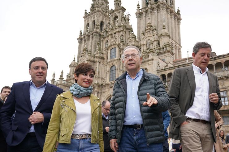 A ministra de Política Territorial, Isabel Rodríguez  (2i), o alcalde de Santiago, Xosé Sánchez Bugallo (2d), o secretario xeral do PSdeG, Valentín González Formoso (1i), e o delegado do Goberno en Galicia, José Ramón Gómez Besteiro.. Álvaro Ballesteros - Europa Press 