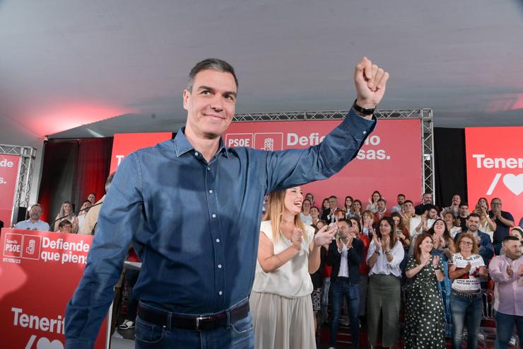 O presidente do Goberno de España e secretario xeral do PSOE, Pedro Sánchez, saúda á súa chegada a un acto de precampaña do partido 