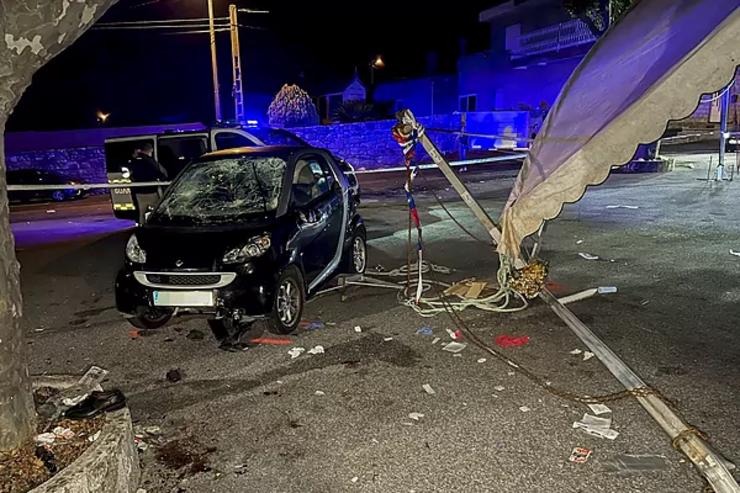 Accidente dun coche contra unha carpa da festa en Vilanova / EFE