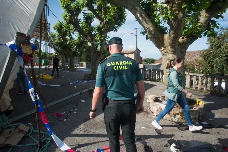 Gardas civís fronte ao recinto das festas da parroquia de San Miguel de Deiro, a 8 de maio de 2023, en Vilanova de Arousa 