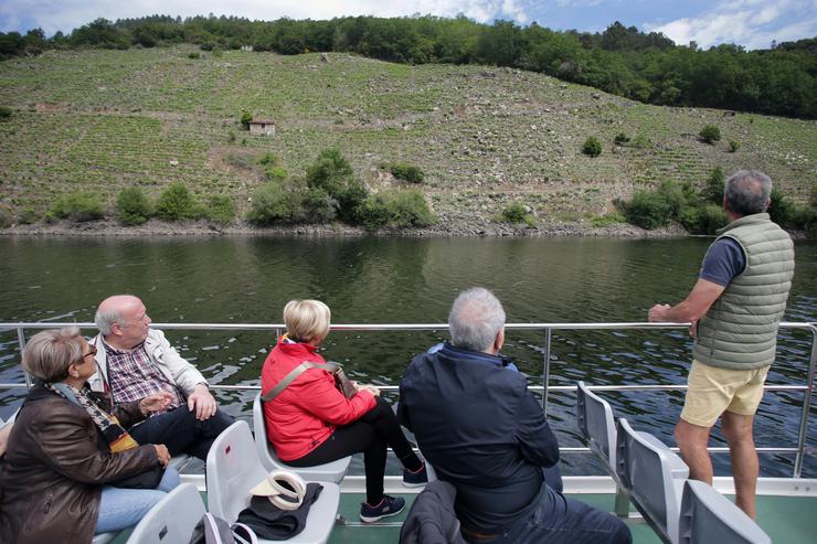 Pasaxeiros do catamarán do Sil durante o traxecto pola Ribeira Sacra/ EP. A Deputación de Lugo e Ourense pon a disposición das cidadáns rutas en catamarán pola Ribeira Sacra en. Carlos Castro - Europa Press / Europa Press