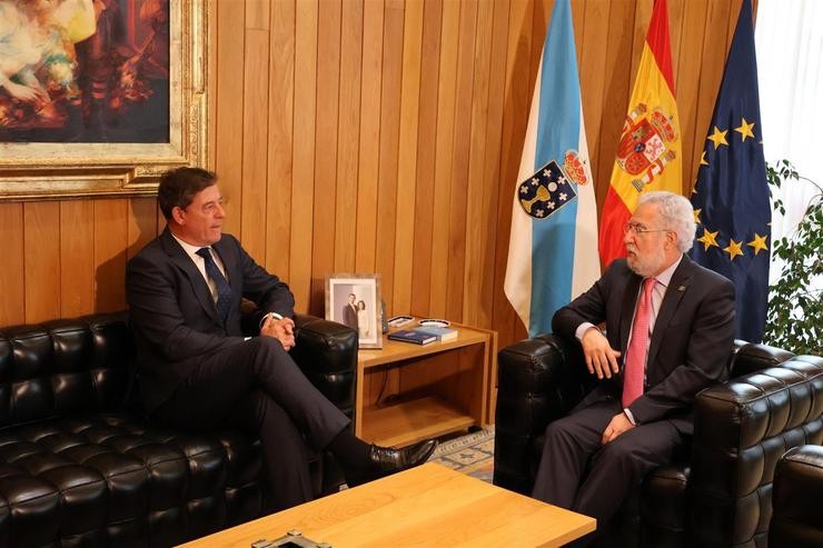 O delegado do Goberno en Galicia, José Ramón Gómez Besteiro, e o presidente do Parlamento de Galicia, Miguel Santalices, na reunión. PARLAMENTO DE GALICIA 