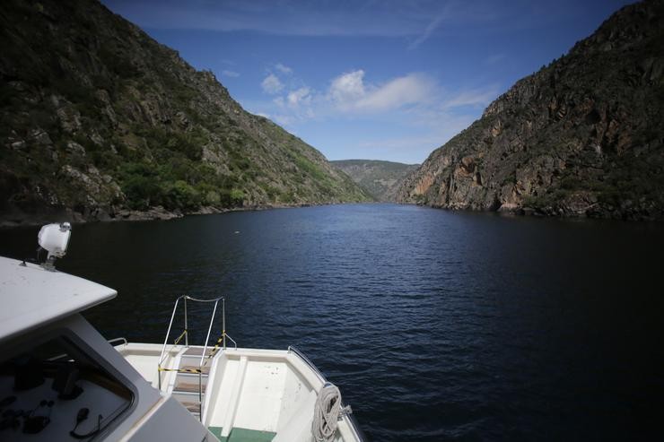 Canón do Río Sil durante o traxecto do catamarán do Sil pola Ribeira Sacra 