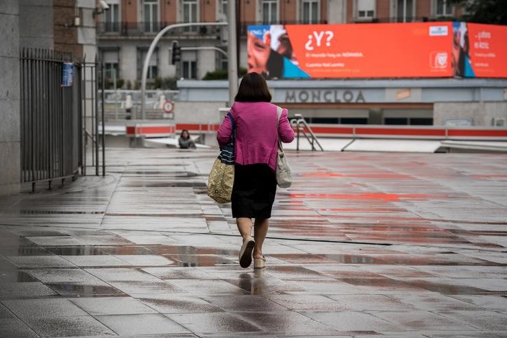 Unha muller pasea pola rúa en Moncloa, a 21 de maio de 2023, en Madrid (España).. Diego Radamés - Europa Press 