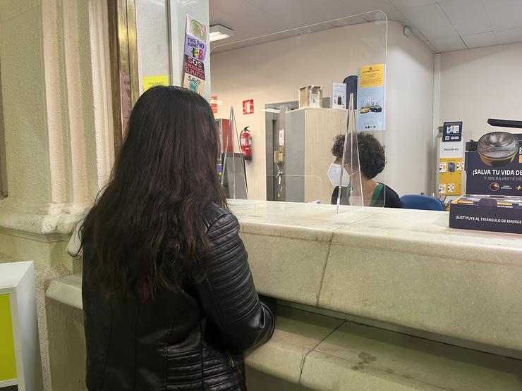Unha moza de 18 anos solicita o Bono Cultural Mozo nunha oficina de Correos de Zaragoza 