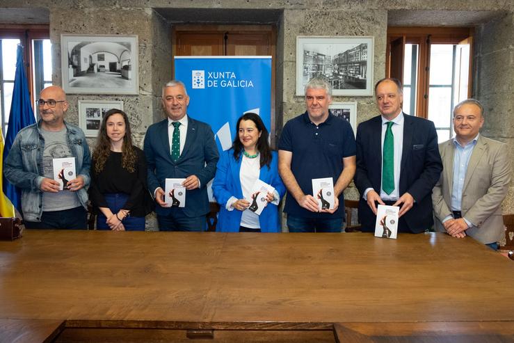 O secretario xeral de Política Lingüística, Valentín García, participa na presentación do libro 'A mística dá feminidade en Mad men' de Xosé Ramón Cascudo, Premio Ramón Piñeiro de Ensaio 2022.. XOÁN CRESPO 