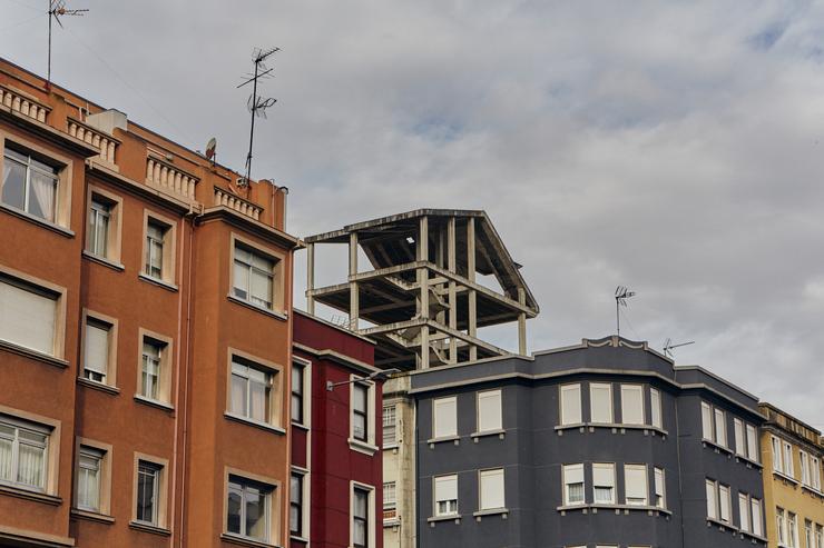 Un edificio de vivendas en construción / Agostime