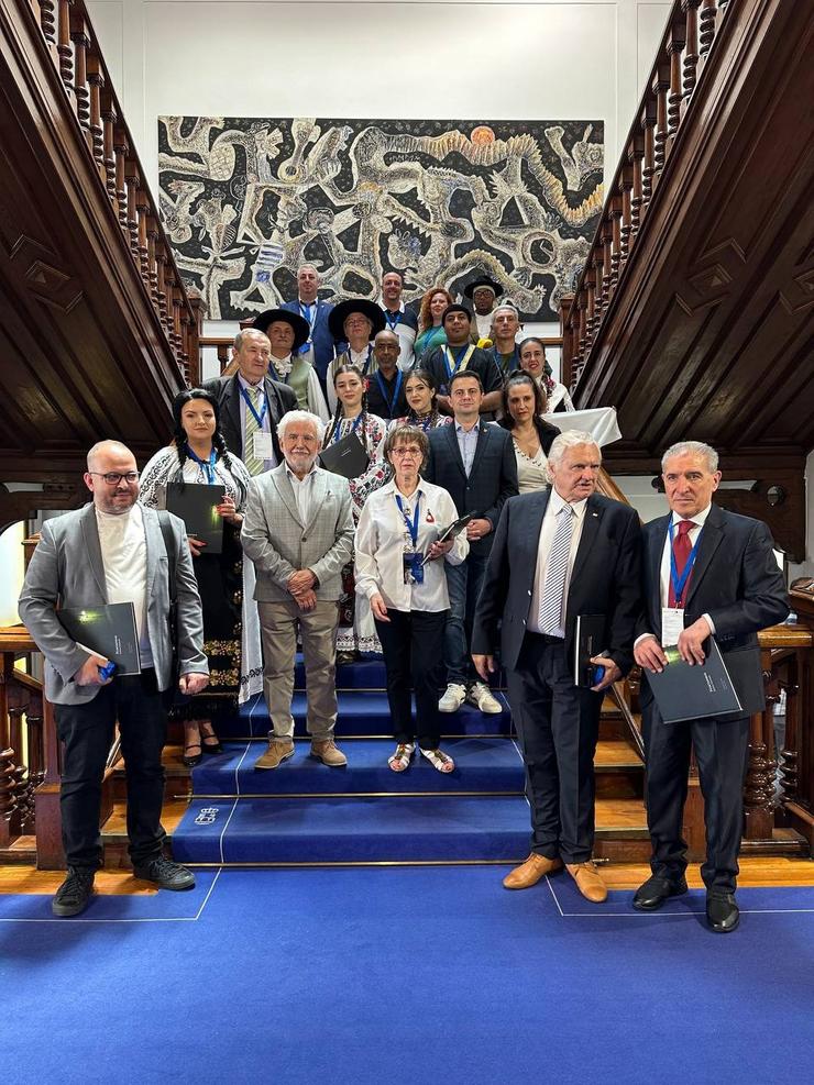 Os participantes do 'Festival IGF Caravan' son recibidos no Salón de Plenos do Pazo Provincial de Ourense. DEPUTACIÓN DE OURENSE 