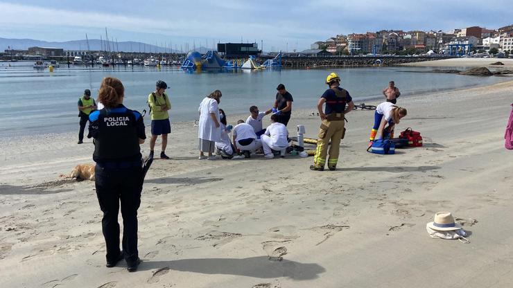 Operativo para reanimar e trasladar en helicóptero a unha muller que sacaron da auga na praia de Baltar, en Sanxenxo (Pontevedra). CONCELLO DE SANXENXO / Europa Press