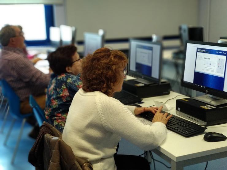 Arquivo - Taller sobre o uso de internet para maiores. Foto de arquivo.. CONCELLO DE FUENLABRADA - Arquivo