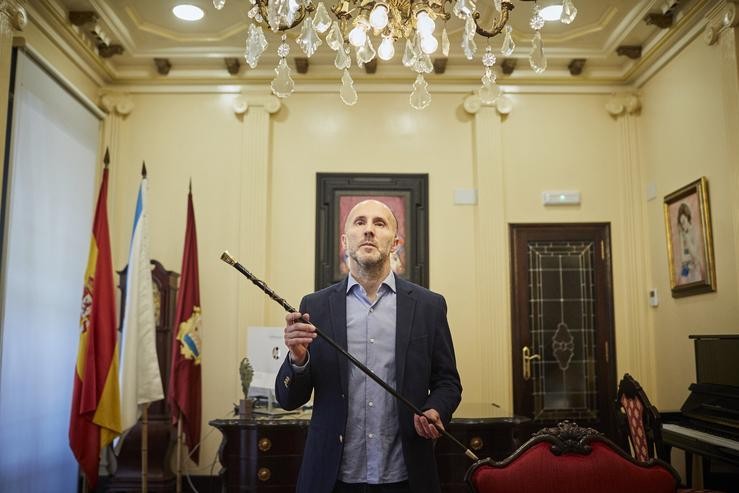 O alcalde de Ourense, Gonzalo Pérez Jácome (DO), mostra o bastón de mando.. Agostime - Europa Press