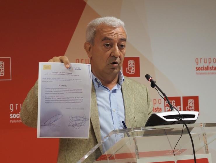 O portavoz parlamentario do PSdeG, Luís Álvarez, co documento do acordo asinado entre Jácome e o PP. PSDEG / Europa Press
