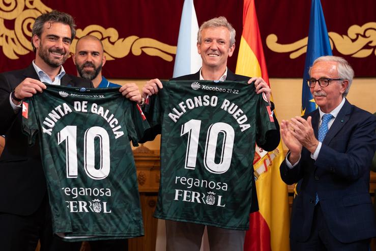 O presidente da Xunta, Alfonso Rueda, e o vicepresidente segundo da Xunta, Diego Calvo, pousan con camisetas do Racing de Ferrol tras o seu ascenso a Segunda División. DAVID CABEZON / XUNTA / Europa Press