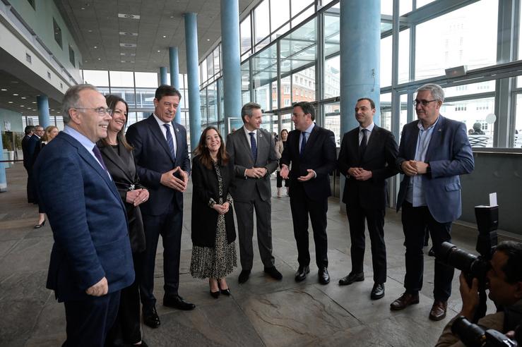 Arquivo - O novo delegado do Goberno en Galicia José Ramón Gómez Besteiro (3i); a alcaldesa da Coruña, Inés Rei (4i); o ministro de Sanidade, José Miñones (5i) e o secretario xeral do PSdeG, Valentín González Formoso (6i), á súa chegada á tom. M. Dylan - Europa Press - Arquivo 