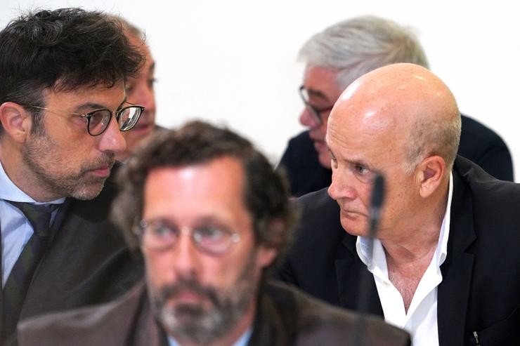 O exdirector de Seguridade na circulación de Adif, Andrés Cortabitarte (d), durante unha nova xornada do xuízo do accidente ferroviario do Alvia. Álvaro Ballesteros / Europa Press