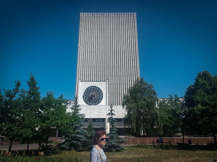 A Biblioteca Nacional Vernadski de Kiív a maior do país, un edificio modernista