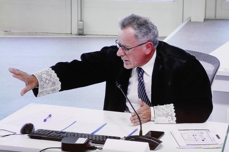 O fiscal Mariano Piñeiro Vázquez intervén durante unha nova sesión do xuízo do Alvia, desde unha pantalla de televisión da sala de prensa do xuízo. Álvaro Ballesteros - Europa Press / Europa Press / Europa Press